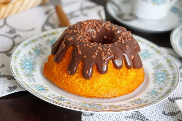 Bolo de cenoura com cobertura de chocolate
