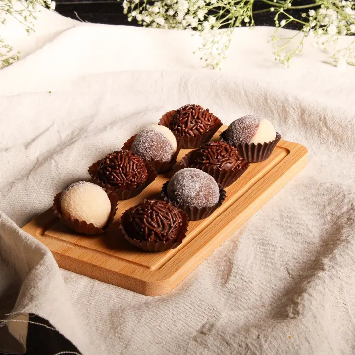 Brigadeiros e docinhos numa tábua de madeira
