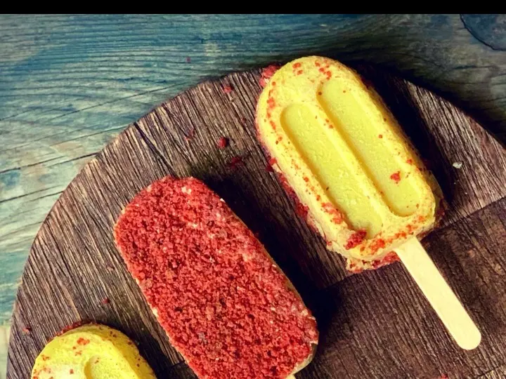 Picolés gourmet numa tábua de madeira