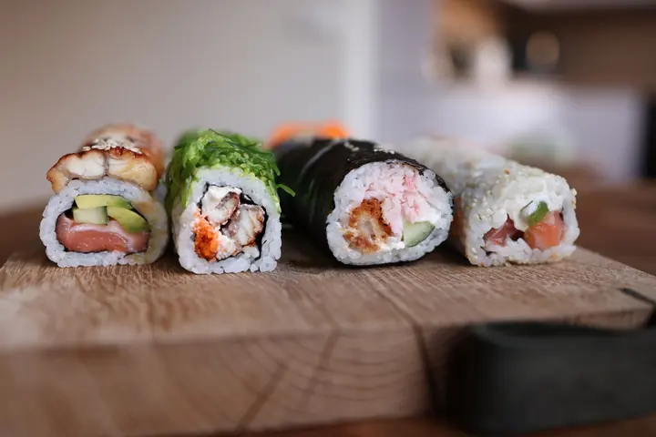 Rolos de sushi numa tábua