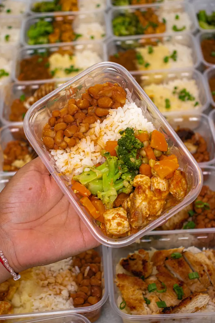 Marmita de frango com arroz, feijão e legumes