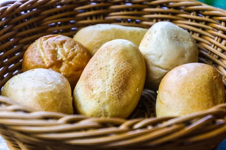Pães caseiros numa cesta de vime