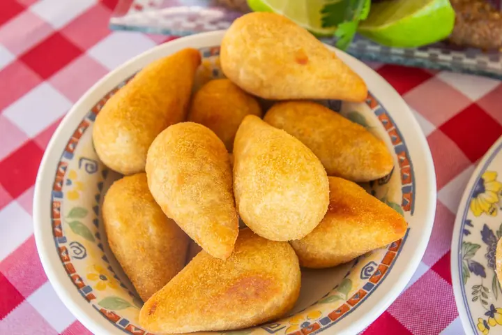 Coxinhas douradas numa tigela